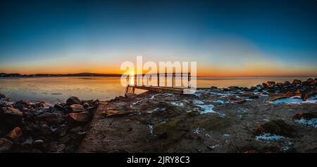 Cooles Landschaftsbild über Landschaft i schweden. Sonnenuntergang und Meer. Schöne Landschaft über der schönen Stadt in schweden Stockfoto
