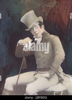 Seymour Hicks als Valentine Brown in der Quality Street, einer beliebten Musical-Komödie von J.M. Barrie, Vaudeville Theatre, 1902. Sir Edward Seymour Hicks, englischer Schauspieler, Musiksaal-Performer, Manager, 1871-1949. Foto von Alfred Ellis und Walery (Stanislaw Julian Ignacy). Farbdruck einer handfarbigen Illustration, die auf einer monochromen Fotografie von George Newnes’s Players of the Day, London, 1905 basiert. Stockfoto