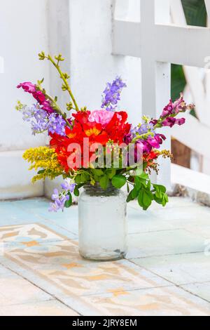 Glasgefäß, der in Rio de Janeiro als Vase mit verschiedenen Blumen verwendet wird. Stockfoto