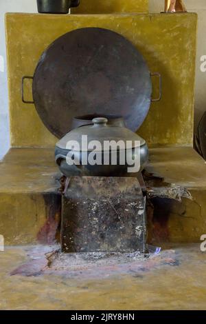 Alter Holzofen mit eisernen Töpfen auf der Oberseite, weit verbreitet in einigen Regionen in Brasilien. Stockfoto