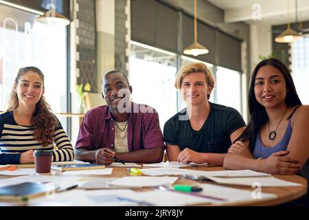 Nichts ist wie der Duft von Kaffee, der Ihnen beim Lernen hilft. Porträt einer Gruppe glücklicher Studenten, die in einem Café eine Studiensitzung machen. Stockfoto