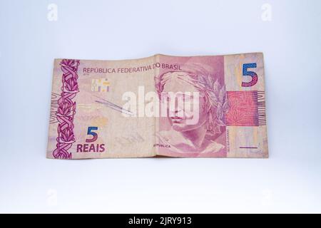 Fünf-Reais-Banknote (brasilianische Währung) auf weißem Hintergrund in Brasilien Stockfoto