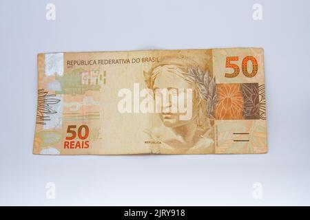 Fünfzig Reais Banknote (brasilianische Währung) auf weißem Hintergrund in Brasilien Stockfoto