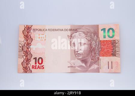 Zehn Reais Banknote (brasilianische Währung) auf weißem Hintergrund in Brasilien Stockfoto