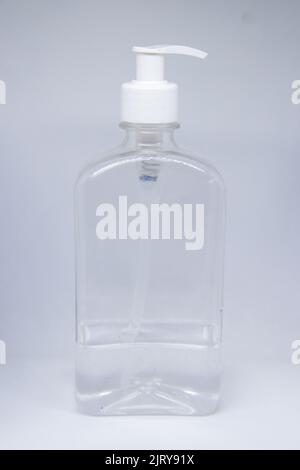 Transparentes Glas mit Gelalkohol mit weißem Deckel auf weißem Hintergrund in Brasilien Stockfoto