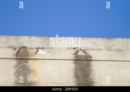 Zementwand mit blauem Hintergrund in Rio de Janeiro Brasilien. Stockfoto