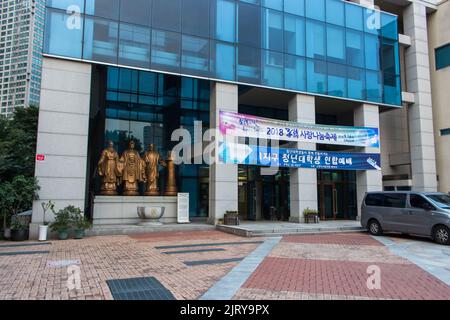 Seoul, Südkorea - Sep 19 2018 : Familienverband für Weltfrieden und Vereinigung Cheonbokgung Kirche. Statuen von Konfuzius, Buddha, Christus und Quran Stockfoto