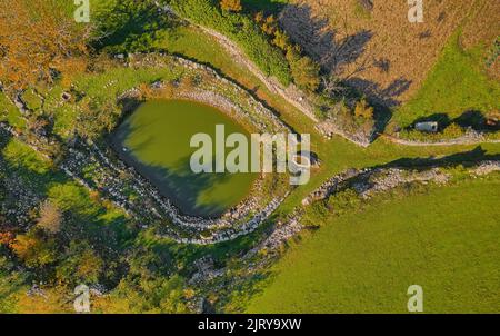 Luftaufnahme der Hochebene im Hinterland von Konavle in Kroatien Stockfoto