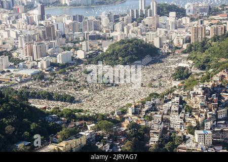 São João Batista Friedhof in Botafogo von der Spitze des Hügels die Ziegen in Copacabana Rio de Janeiro gesehen. Stockfoto