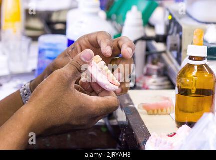 Zahnprothese Schimmel in der Hand einer Prothese in rio de janeiro Brasilien. Stockfoto