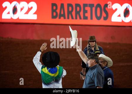 Barretos, Brasilien. 26. August 2022. Der brasilianische Präsident und Wiederwahlkandidat Jair Bolsonaro nimmt am 26. August 2022 an der Eröffnung des Internationalen Rodeos 28. in Barretos, Sao Paulo, Brasilien, Teil. (Foto von Igor do Vene/Sipa USA) Quelle: SIPA USA/Alamy Live News Stockfoto