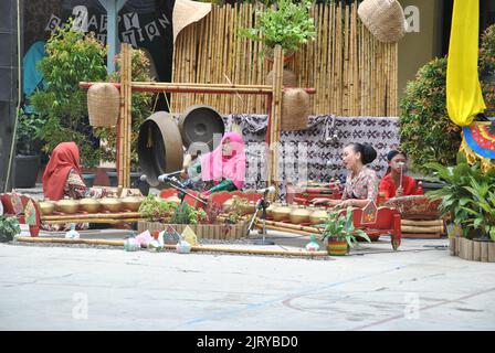 Tegal, INDONESIEN, 14. Mai 2018 - Eine Gruppe indonesischer Studenten spielt während der Abschlussfeier traditionelle Musikinstrumente Stockfoto