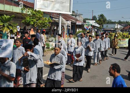 Tegal, INDONESIEN, 3. Mai 2018 - Eine Gruppe muslimischer Seelsorger ist auf einem langen marsch entlang der Straße im Dorf Stockfoto