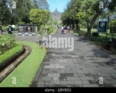 Magelang, INDONESIEN, 1. Jan 2010 - Pflasterpfad vor dem Borobudur-Tempel Stockfoto