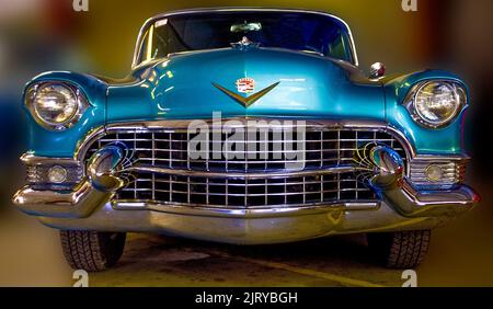 Die 1954 Cadillac Fleetwood Kühlergrill Arbeit ist ein Beispiel für die amerikanische Automobil-Kunst, die in den 1950er und 1960er Jahren populär wurde. Stockfoto