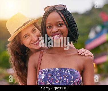 Wir sind seit jeher beste Freunde. Portrait von zwei jungen Freunden, die den Tag draußen gemeinsam genießen. Stockfoto