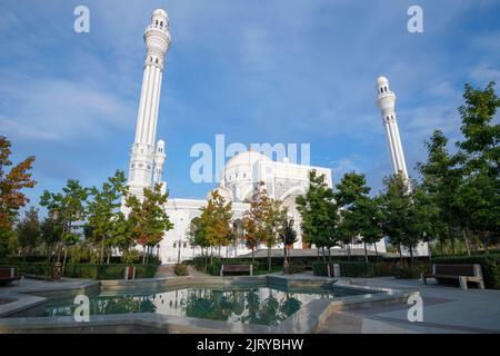 Sonniger septembermorgen an der Moschee, die nach dem Propheten Muhammad (Moschee der Stolz der Muslime) benannt ist. Shali, Tschetschenische Republik. Russische Föderation Stockfoto