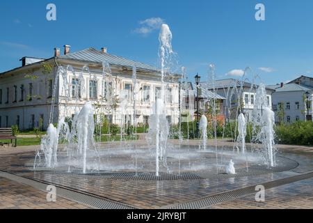 USTYUZHNA, RUSSLAND - 04. AUGUST 2022: Stadtbrunnen auf dem alten Handelsplatz an einem sonnigen Sommertag aus der Nähe Stockfoto