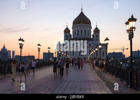 MOSKAU, RUSSLAND - 17. AUGUST 2022: Augustabend in der Kathedrale von Christus dem Erlöser Stockfoto