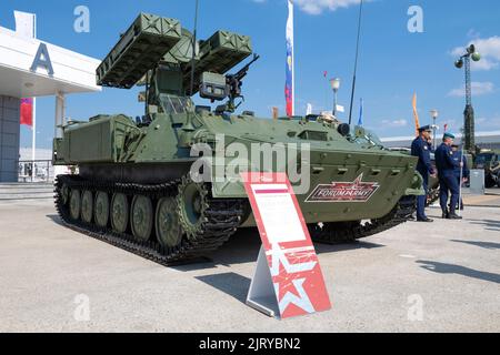 REGION MOSKAU, RUSSLAND - 18. AUGUST 2022: Modernisiertes Flak-Raketenabwehrsystem 'Strela-10mn' auf dem internationalen militärtechnischen Forum Stockfoto