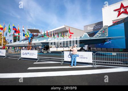 REGION MOSKAU, RUSSLAND - 19. AUGUST 2022: Su-57 - russischer Mehrrollenjäger der fünften Generation auf dem internationalen militärisch-technischen Forum Army-2022 Stockfoto