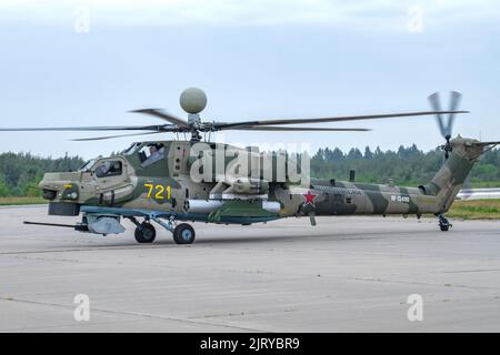 KUBINKA, RUSSLAND - 20. AUGUST 2022: Hubschrauber Mi-28nm (RF-13490) bereitet sich auf den Start vor. Flugplatz Kubinka, Region Moskau Stockfoto