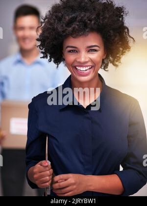 Wir verlieren nie ein Paket. Porträt einer glücklichen Entbindung Frau, die eine Lieferung an einen Geschäftsmann in seinem Büro. Stockfoto