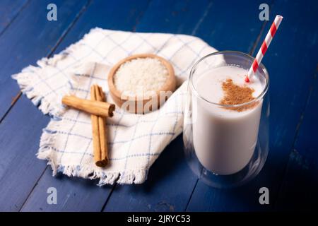 Agua de Horchata. Auch als Horchata de arroz bekannt, ist es eines der traditionellen Süßwasser in Mexiko, es wird mit Reis und Zimt hergestellt. Stockfoto