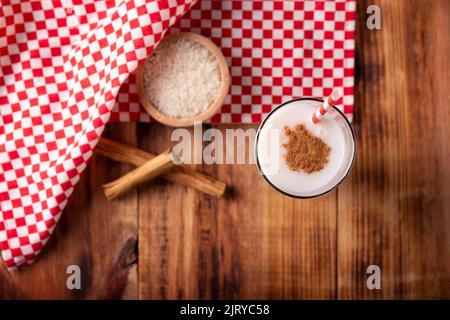 Agua de Horchata. Auch als Horchata de arroz bekannt, ist es eines der traditionellen Süßwasser in Mexiko, es wird mit Reis und Zimt hergestellt. Stockfoto