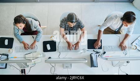 Qualitativ hochwertige Kundenbetreuung. Aufnahme eines Teams von Call Center-Agenten, die in einem Büro arbeiten. Stockfoto