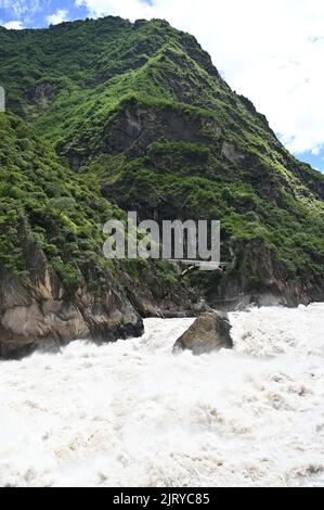 Blick von der atemberaubenden Schlucht des springenden Tigers in der chinesischen Provinz Yunnan Stockfoto