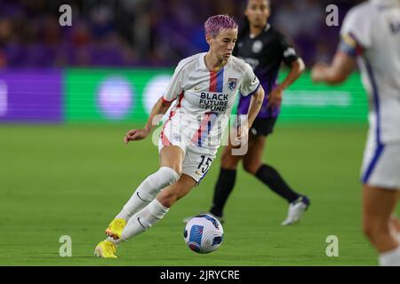 Orlando, USA. 26. August 2022. 26. August 2022: OL Reign Forward MEGAN RAPINOE (15) treibt den Ball während des NWSL-Fußballmatches Orlando Pride gegen OL Reign am 26. August 2022 im Exploria Stadium in Orlando, FL. Kredit: ZUMA Press, Inc./Alamy Live Nachrichten Stockfoto