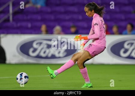 Orlando, USA. 26. August 2022. 26. August 2022: OL Reign-Torhüter PHALLON TULLIS-JOYCE (91) macht beim NWSL-Fußballspiel Orlando Pride gegen OL Reign am 26. August 2022 im Exploria Stadium in Orlando, FL, einen Pass. Kredit: ZUMA Press, Inc./Alamy Live Nachrichten Stockfoto