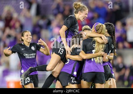 Orlando, USA. 26. August 2022. 26. August 2022: Mannschaftskameraden von Orlando Pride feiern, nachdem sie beim NWSL-Fußballspiel Orlando Pride gegen OL Reign am 26. August 2022 im Exploria Stadium in Orlando, FL, ein Tor erzielt haben. Kredit: ZUMA Press, Inc./Alamy Live Nachrichten Stockfoto