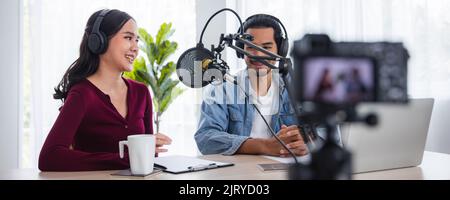 Junge asiatische Frau und Mann, die als dj und Podcast Aufnahmen und arbeiten und Heimstudio-Konzept ausstrahlten Stockfoto