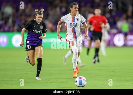 Orlando, USA. 26. August 2022. 26. August 2022: OL Reign Defender ALANA COOK (4) treibt den Ball während des NWSL-Fußballmatches Orlando Pride gegen OL Reign am 26. August 2022 im Exploria Stadium in Orlando, FL. Kredit: ZUMA Press, Inc./Alamy Live Nachrichten Stockfoto