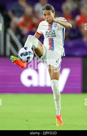 Orlando, USA. 26. August 2022. 26. August 2022: OL Reign Verteidiger ALANA COOK (4) erhält den Ball während des NWSL-Fußballmatches Orlando Pride gegen OL Reign am 26. August 2022 im Exploria Stadium in Orlando, FL. Kredit: ZUMA Press, Inc./Alamy Live Nachrichten Stockfoto