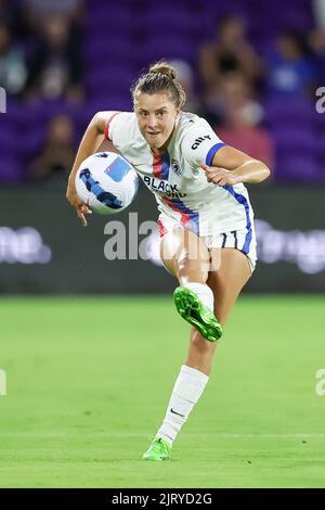 Orlando, USA. 26. August 2022. 26. August 2022: OL Reign-Verteidigerin PHOEBE MCCLERNON (21) treibt den Ball während des NWSL-Fußballmatches Orlando Pride gegen OL Reign am 26. August 2022 im Exploria Stadium in Orlando, FL. Kredit: ZUMA Press, Inc./Alamy Live Nachrichten Stockfoto