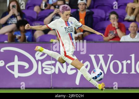 Orlando, USA. 26. August 2022. 26. August 2022: OL Reign Forward MEGAN RAPINOE (15) macht während des NWSL-Fußballmatches Orlando Pride gegen OL Reign am 26. August 2022 im Exploria Stadium in Orlando, FL, einen Pass. Kredit: ZUMA Press, Inc./Alamy Live Nachrichten Stockfoto