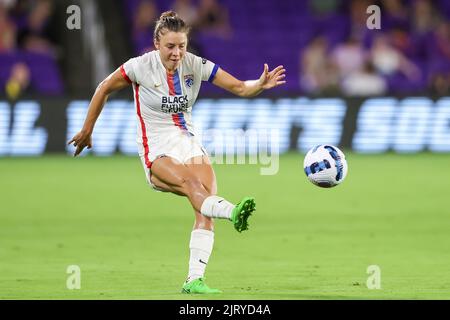 Orlando, USA. 26. August 2022. 26. August 2022: OL Reign Forward SOFIA HUERTA (11) übergibt den Ball während des NWSL-Fußballmatches Orlando Pride gegen OL Reign am 26. August 2022 im Exploria Stadium in Orlando, FL. Kredit: ZUMA Press, Inc./Alamy Live Nachrichten Stockfoto