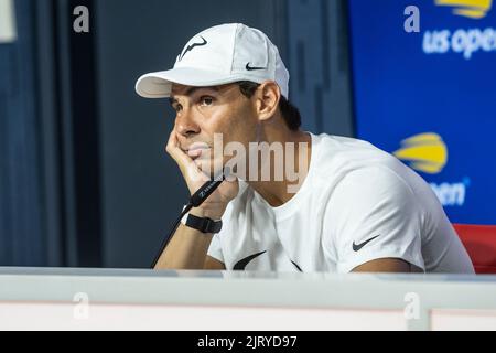 New York, USA. 26. August 2022. Rafael Nadal aus Spanien nimmt am 26. August 2022 am US Open Player Media Day im Pressezentrum des USTA Billie Jean King National Tennis Center in New York Teil. (Foto von Lev Radin/Sipa USA) Quelle: SIPA USA/Alamy Live News Stockfoto