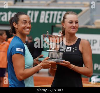 Roland Garros 2022 Frauen-Doppelsieger Caroline Garcia (L) und Kristina Mladenovic aus Frankreich bei der Trophäenübergabe Stockfoto