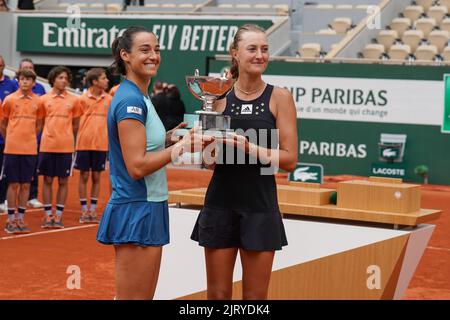 Roland Garros 2022 Frauen-Doppelsieger Caroline Garcia (L) und Kristina Mladenovic aus Frankreich bei der Trophäenübergabe Stockfoto