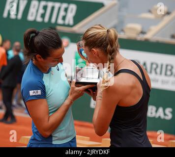 Roland Garros 2022 Frauen-Doppelsieger Caroline Garcia (L) und Kristina Mladenovic aus Frankreich bei der Trophäenübergabe Stockfoto