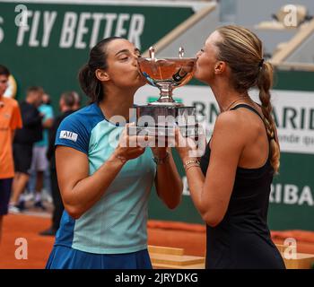 Roland Garros 2022 Frauen-Doppelsieger Caroline Garcia (L) und Kristina Mladenovic aus Frankreich bei der Trophäenübergabe Stockfoto