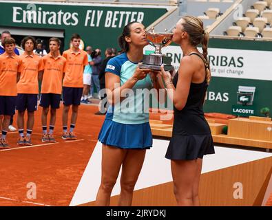 Roland Garros 2022 Frauen-Doppelsieger Caroline Garcia (L) und Kristina Mladenovic aus Frankreich bei der Trophäenübergabe Stockfoto