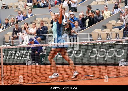 Roland Garros 2022-Meisterin Caroline Garcia aus Frankreich feiert den Sieg nach dem Doppelfinalspiel ihrer Frauen im Philippe-Chatrier-Stadion in Paris Stockfoto