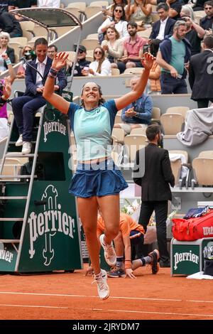 Roland Garros 2022-Meisterin Caroline Garcia aus Frankreich feiert den Sieg nach dem Doppelfinalspiel ihrer Frauen im Philippe-Chatrier-Stadion in Paris Stockfoto