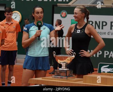 Roland Garros 2022 Frauen-Doppelsieger Caroline Garcia (L) und Kristina Mladenovic aus Frankreich bei der Trophäenübergabe Stockfoto