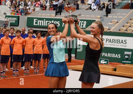 Roland Garros 2022 Frauen-Doppelsieger Caroline Garcia (L) und Kristina Mladenovic aus Frankreich bei der Trophäenübergabe Stockfoto
